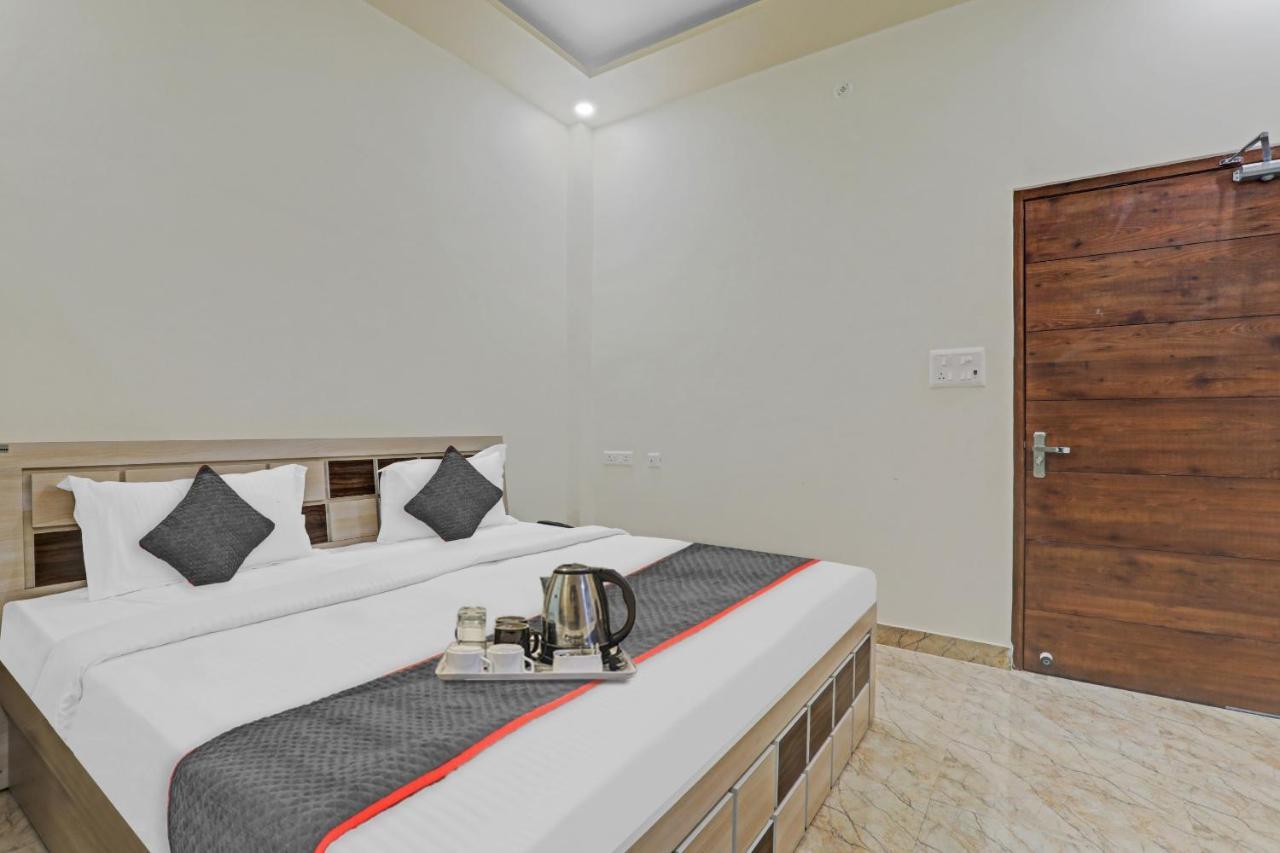 Townhouse P.S.Palace Near Amausi Metro Station 러크나우 외부 사진