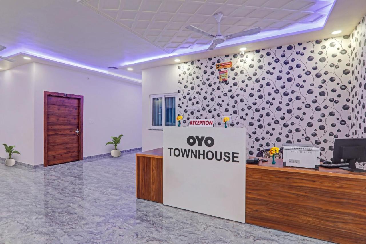 Townhouse P.S.Palace Near Amausi Metro Station 러크나우 외부 사진