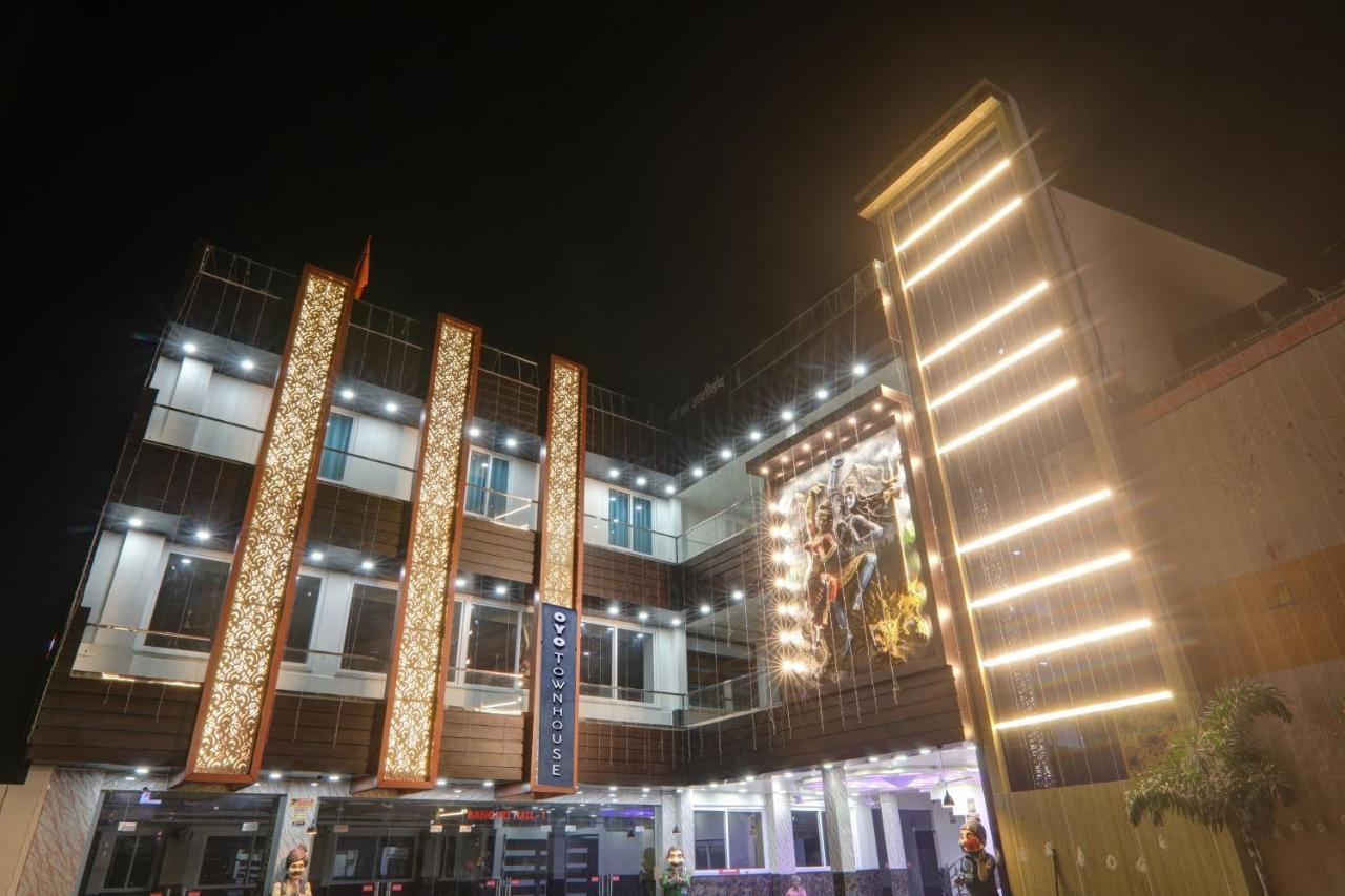 Townhouse P.S.Palace Near Amausi Metro Station 러크나우 외부 사진