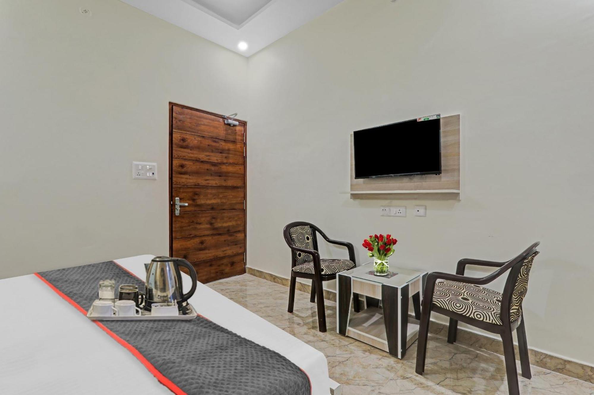 Townhouse P.S.Palace Near Amausi Metro Station 러크나우 외부 사진