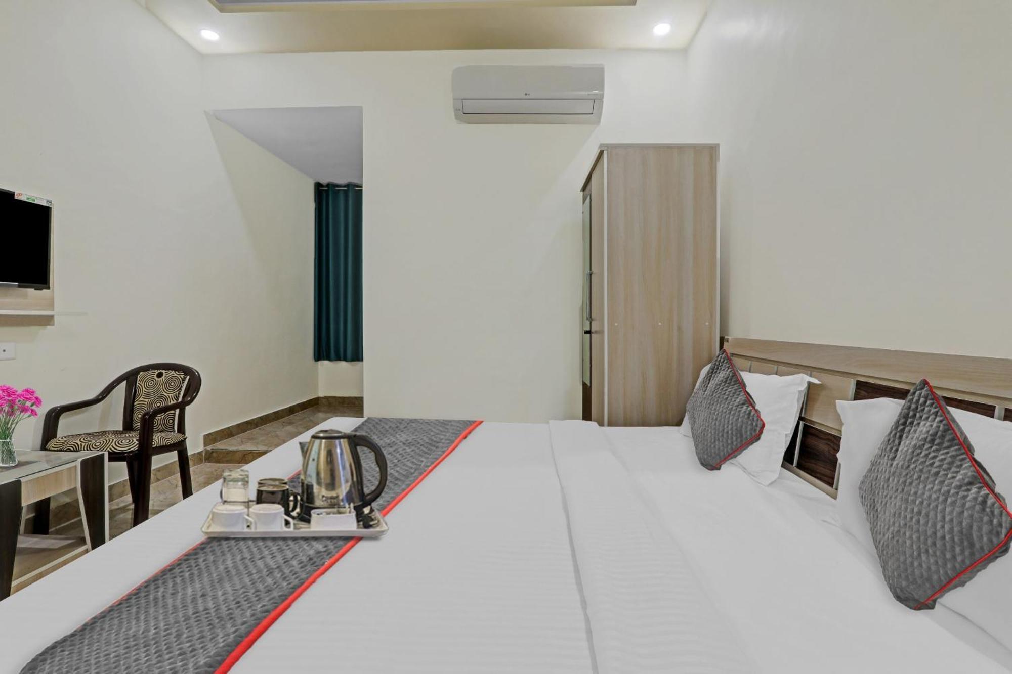 Townhouse P.S.Palace Near Amausi Metro Station 러크나우 외부 사진
