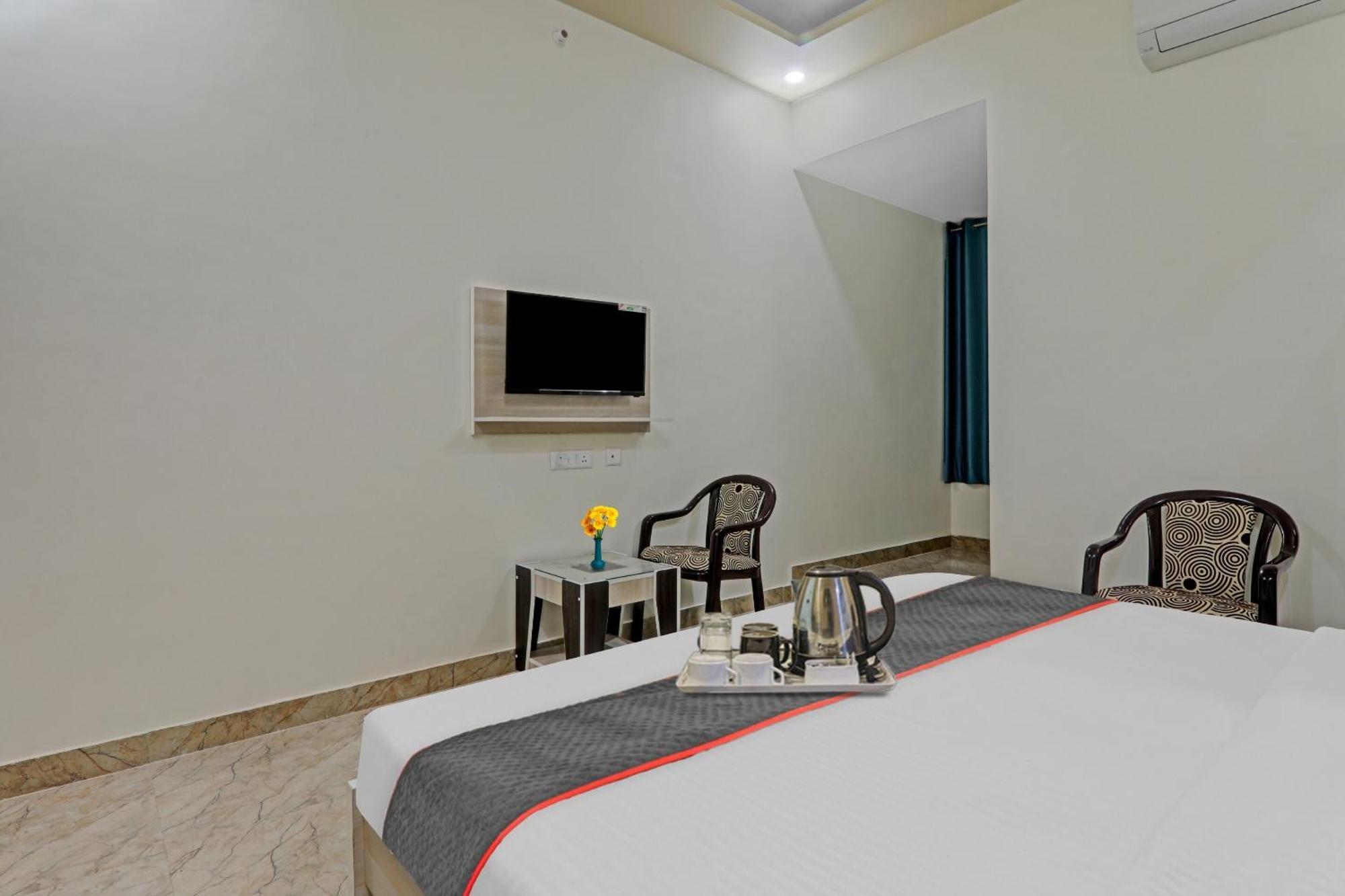 Townhouse P.S.Palace Near Amausi Metro Station 러크나우 외부 사진