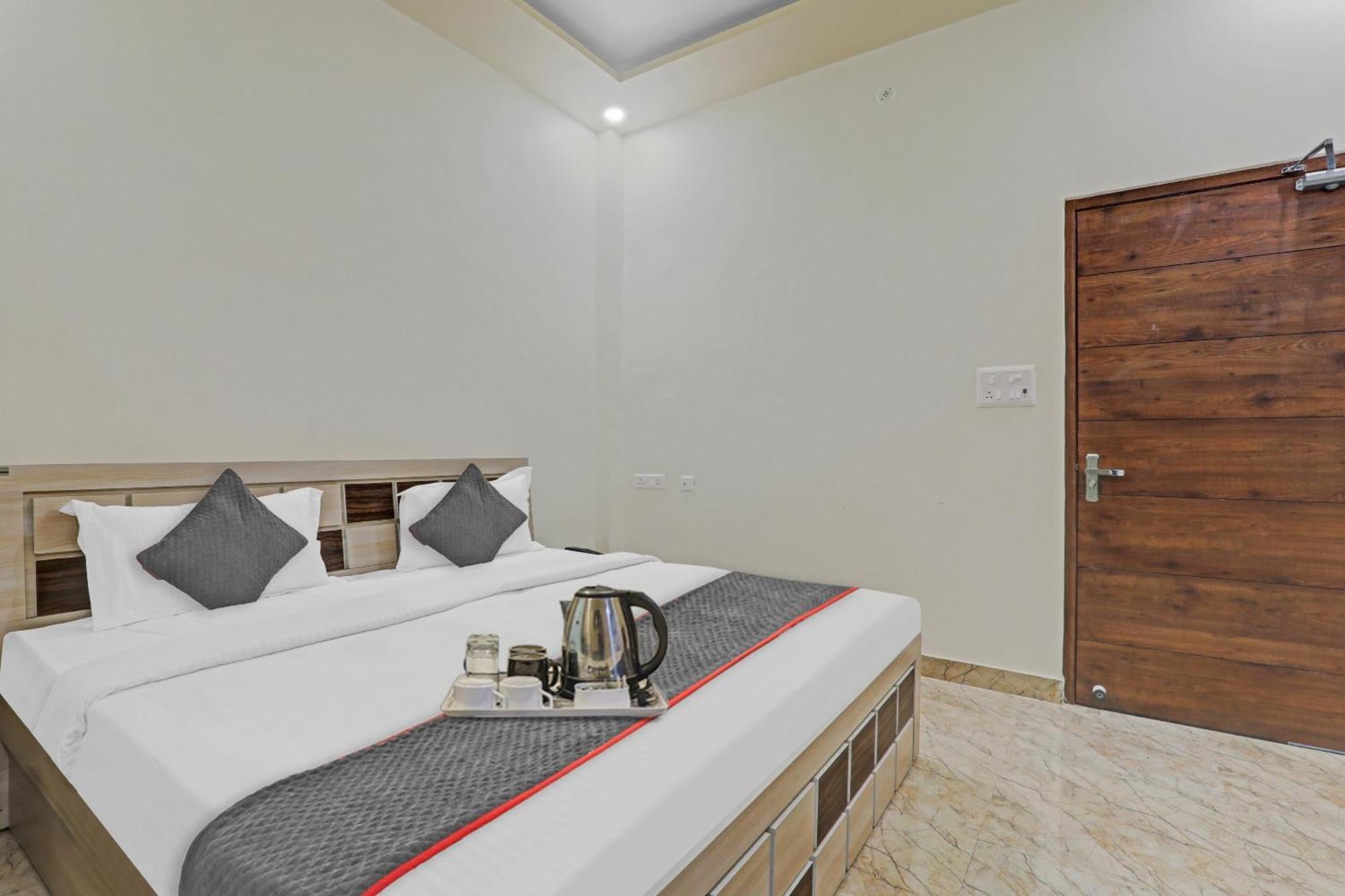 Townhouse P.S.Palace Near Amausi Metro Station 러크나우 외부 사진