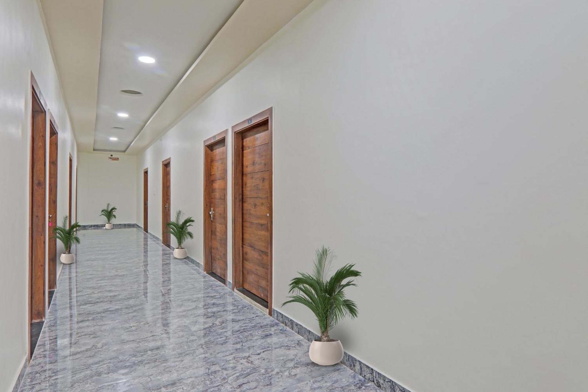 Townhouse P.S.Palace Near Amausi Metro Station 러크나우 외부 사진