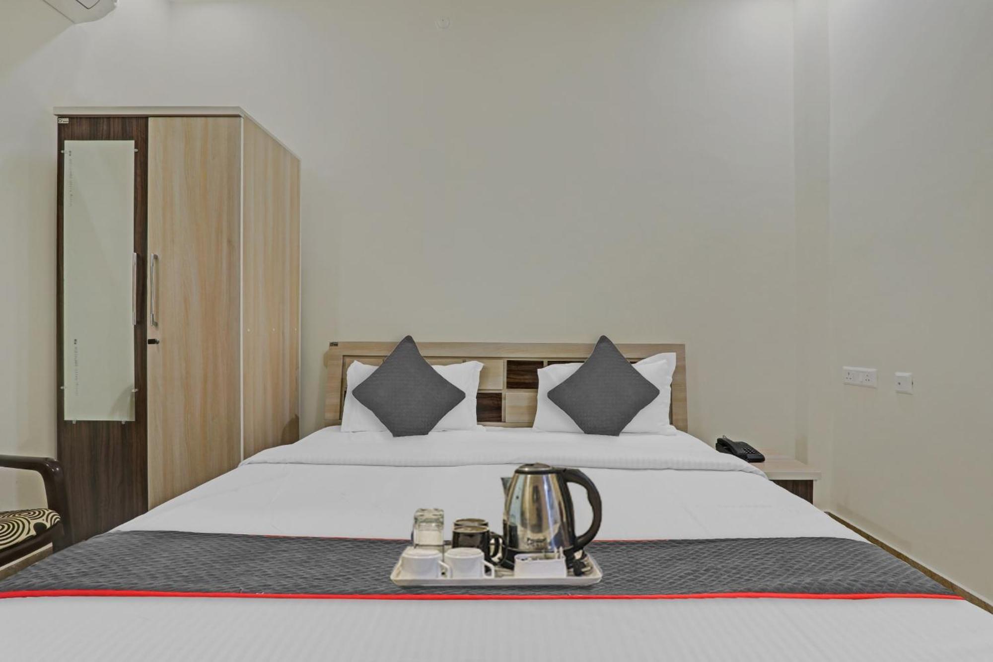 Townhouse P.S.Palace Near Amausi Metro Station 러크나우 외부 사진