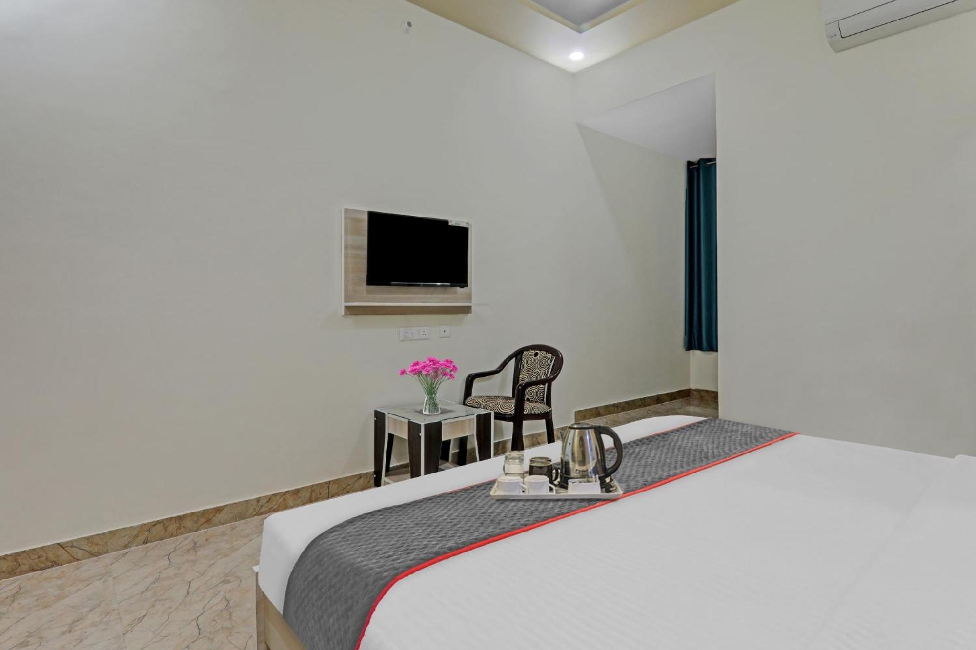 Townhouse P.S.Palace Near Amausi Metro Station 러크나우 외부 사진