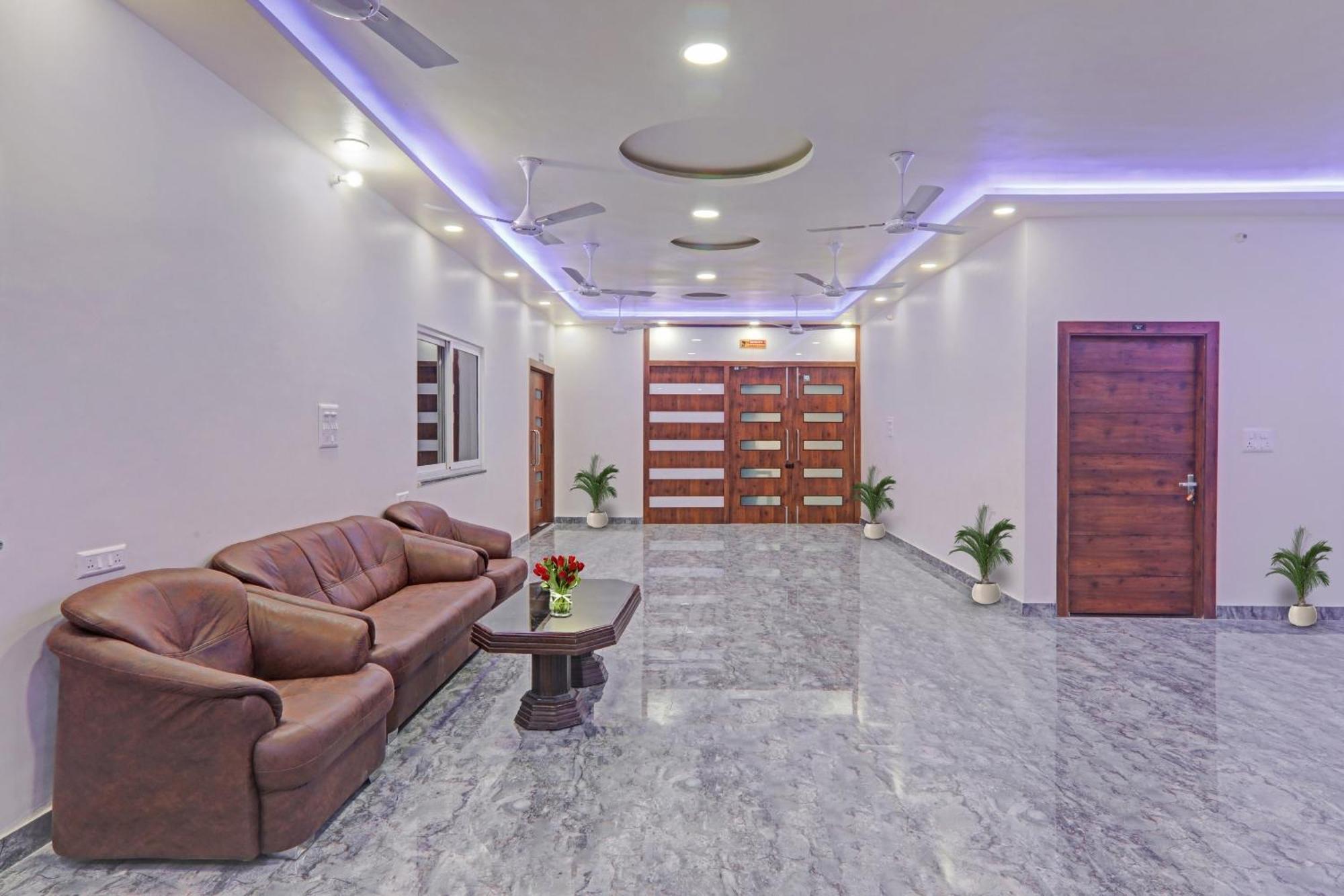 Townhouse P.S.Palace Near Amausi Metro Station 러크나우 외부 사진