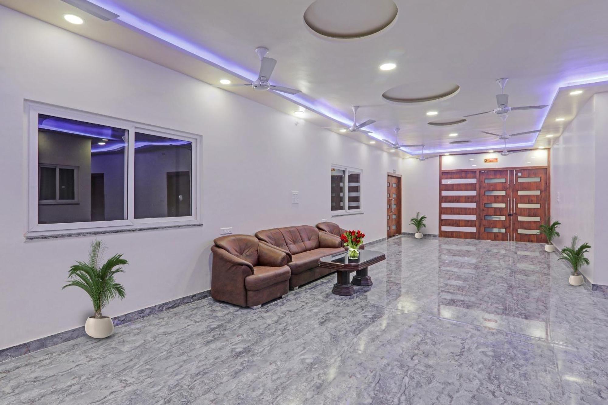 Townhouse P.S.Palace Near Amausi Metro Station 러크나우 외부 사진