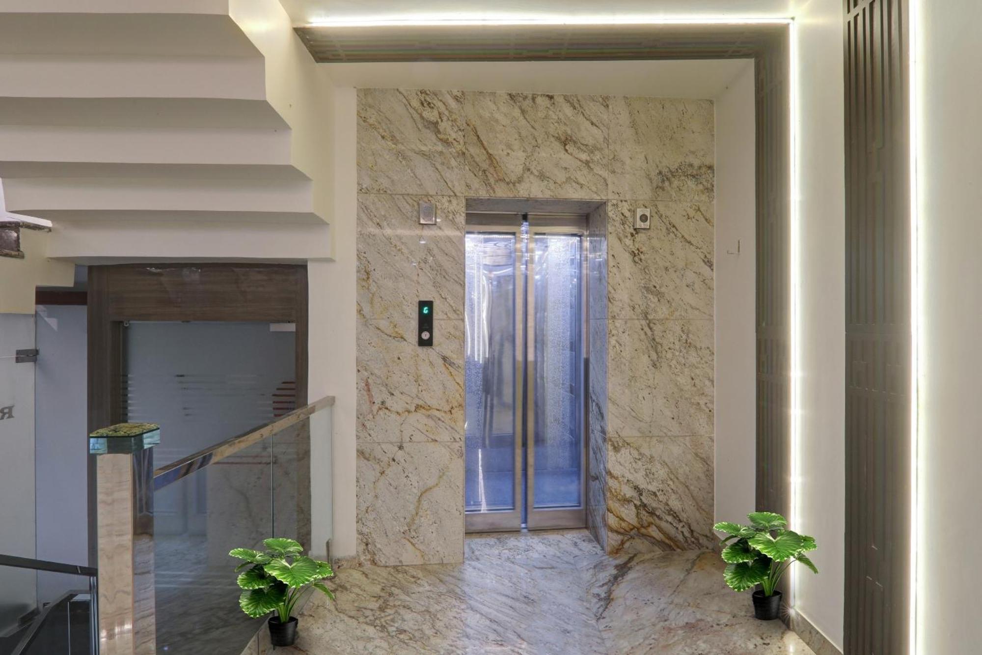 Townhouse P.S.Palace Near Amausi Metro Station 러크나우 외부 사진