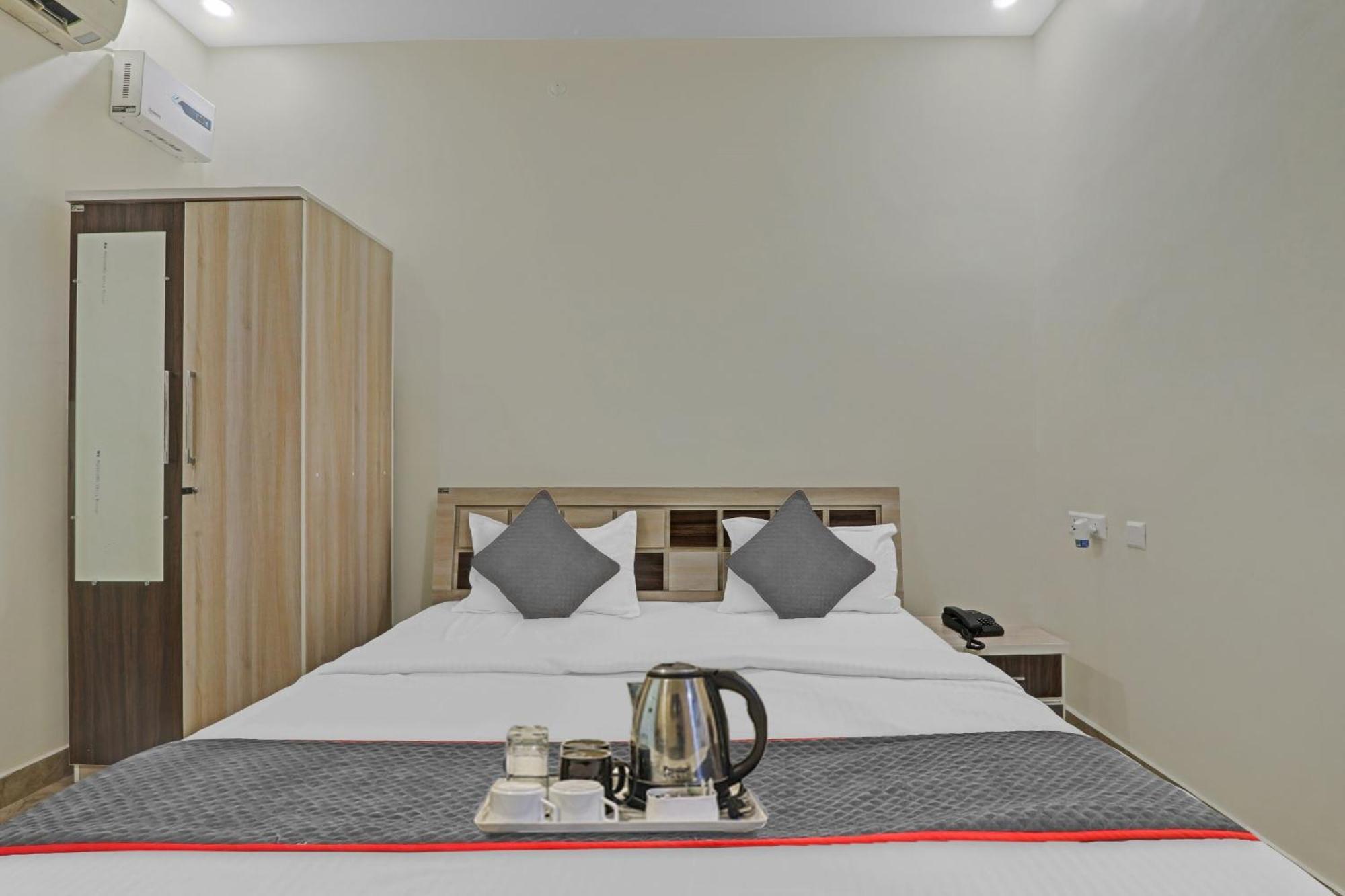 Townhouse P.S.Palace Near Amausi Metro Station 러크나우 외부 사진