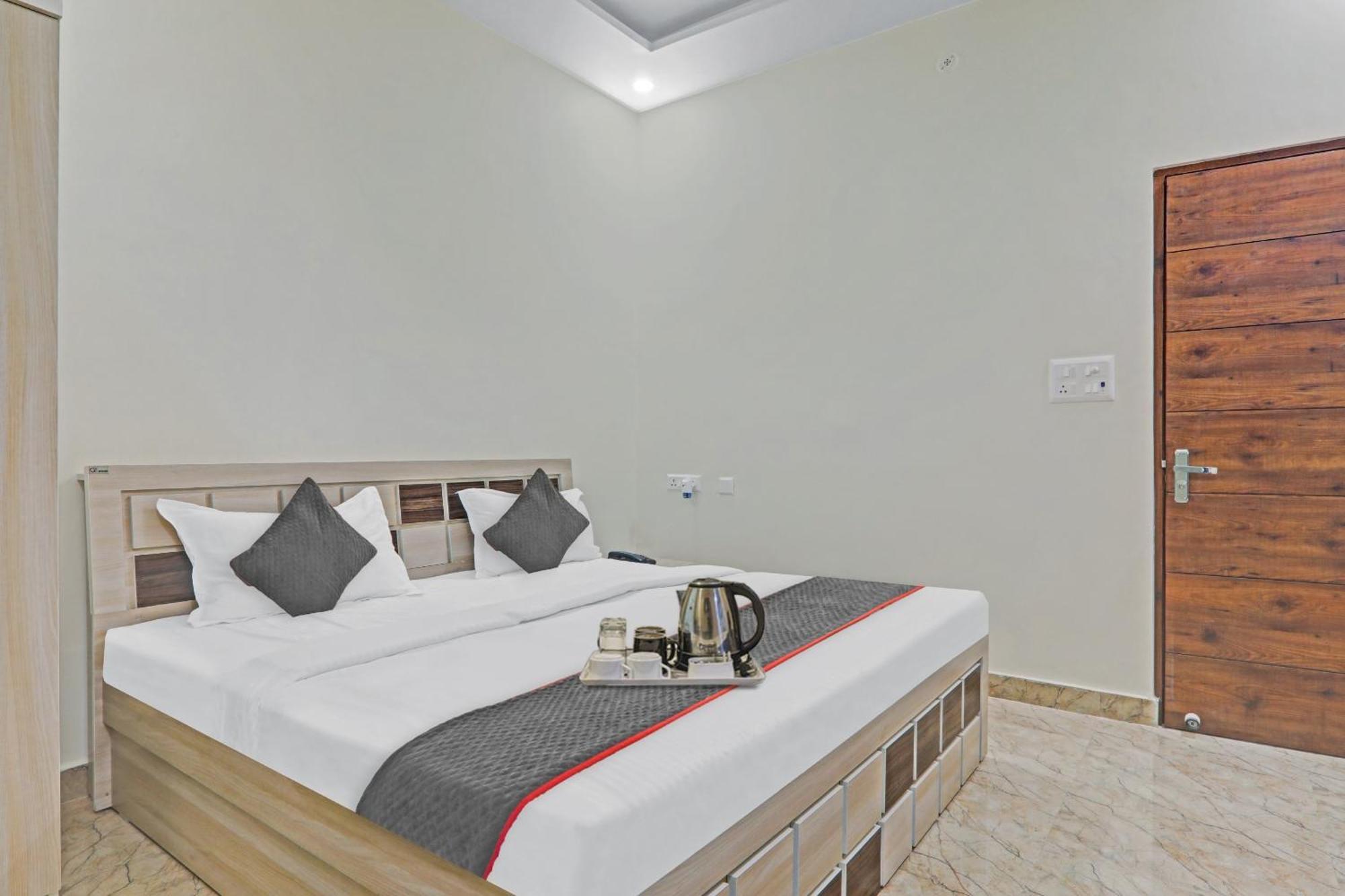 Townhouse P.S.Palace Near Amausi Metro Station 러크나우 외부 사진
