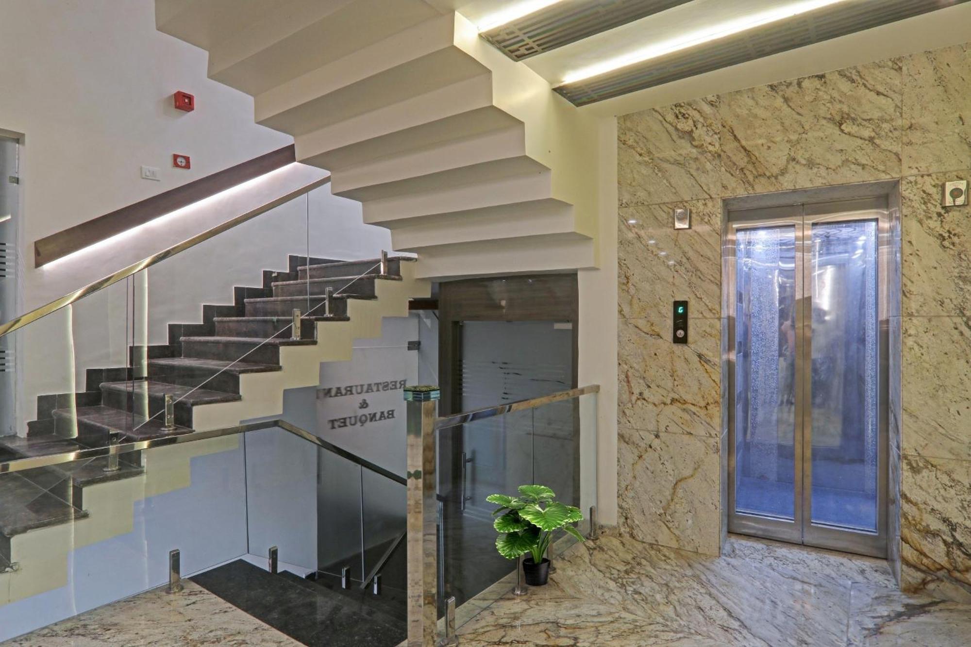 Townhouse P.S.Palace Near Amausi Metro Station 러크나우 외부 사진