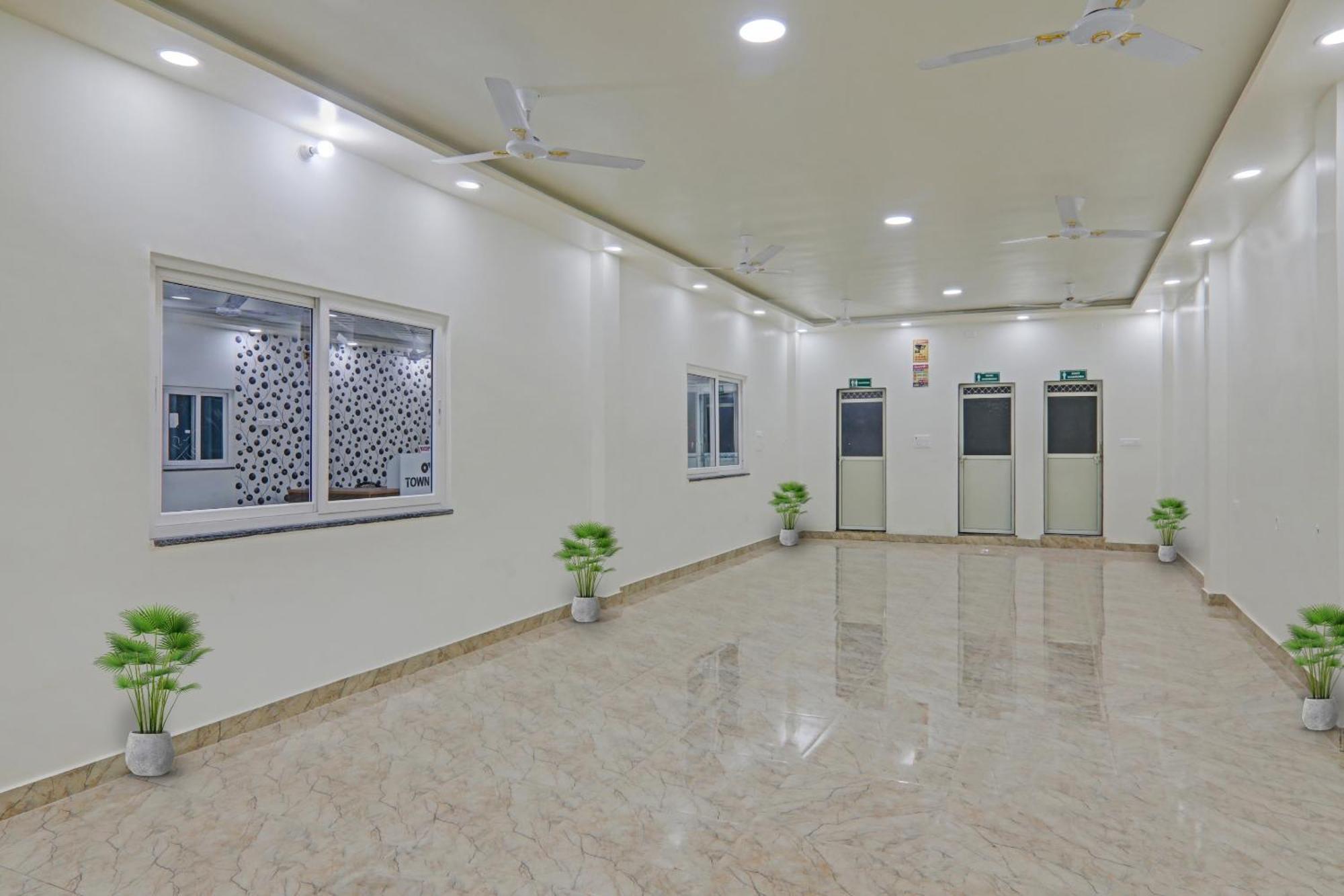 Townhouse P.S.Palace Near Amausi Metro Station 러크나우 외부 사진