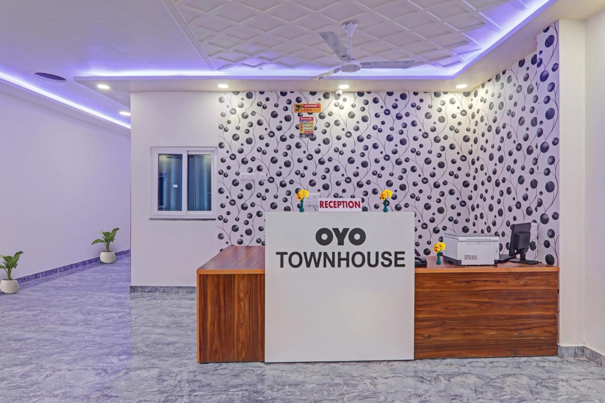 Townhouse P.S.Palace Near Amausi Metro Station 러크나우 외부 사진